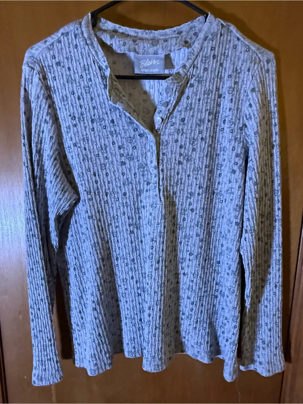 90's Blair Women’s Long-Sleeve Henley Shirt in Light Gray
